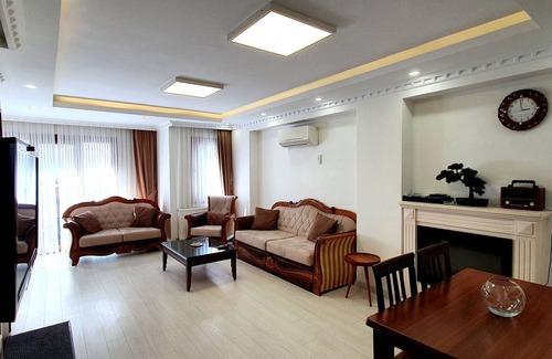 Cihangir Apartment | Central Taksim Cihangir 3BR Deluxe: Ideal for Groups and Families, Sleeps 6