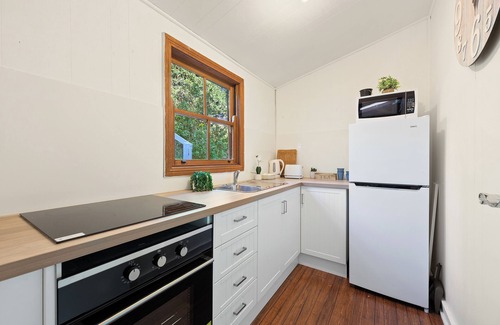 Central Tilba Apartment | Central Tilba Overnight Retreat — King Bed, Ensuite, Pet-Friendly