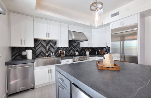 Catalina Vista House | Central Tucson Luxury - Minutes from U of A - Saltwater Pool - Sleeps 10