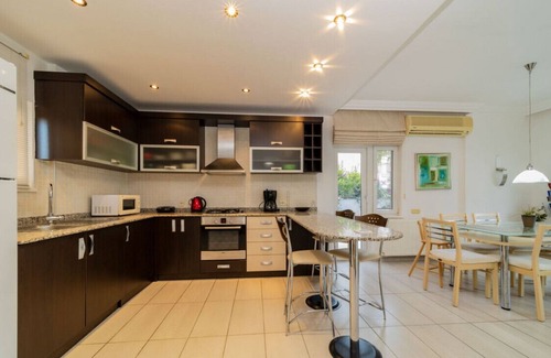 Kemer Villa | Central Villa with Garden and Pool in Kemer