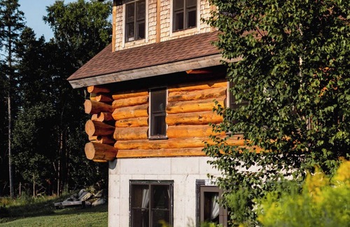 Holden House | Central yet quiet Log Cabin on 4 acres with laundry, kitchen, bathroom and sauna