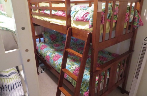 Rhyll House | Centrally cooled family home, 2 min walk to beach, lots of amenities, sleeps 8+
