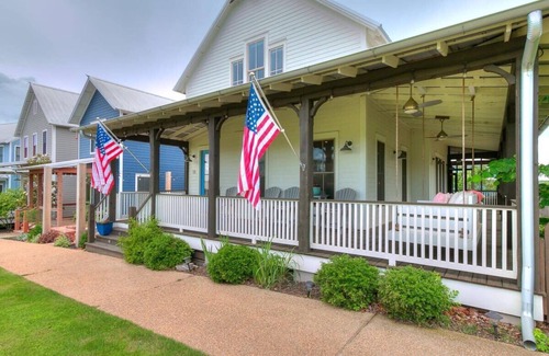 Eufaula House | Centrally Located! Large Entertainment Areas!