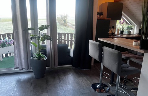 Hutschenhausen Apartment | Centrally located top floor apartment with pool view, air conditioning and fitness equipment