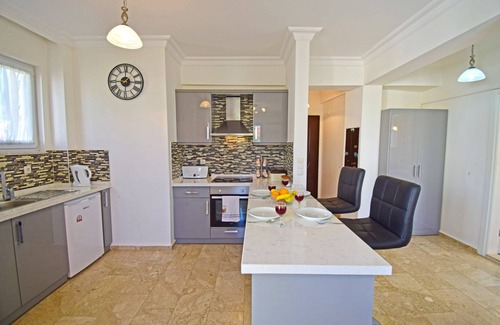 Hisaronu Apartment | Centrally located 3 bed 3 bath apartment with private roof terraces. FREE WIFI