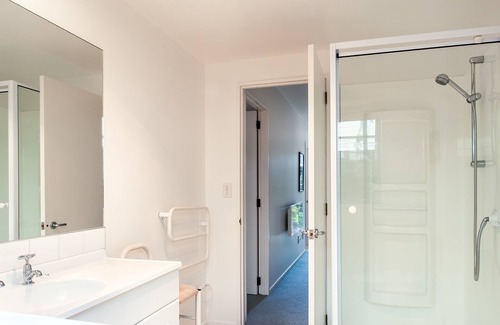 Akaroa Apartment | Centrally Located Apartment 1 block away from Akaroa wharf and dining.
