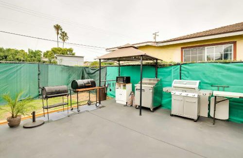West Rancho Dominguez House | Centrally Located Compton Retreat Patio and Grills