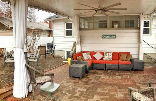 Brownstown House | Centrally located, family and furry friendly fun!