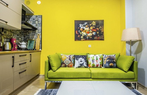 Uskudar Apartment | Centrally Located Flat with Balcony in Uskudar