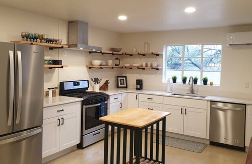 Peter Howell House | Centrally Located Home Perfect for your Group