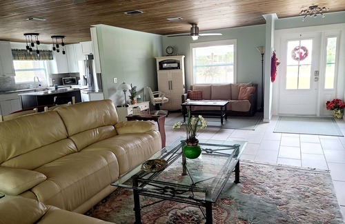 Palmetto House | CENTRALLY LOCATED HOME IN CHARMING HISTORIC WEST PALMETTO.