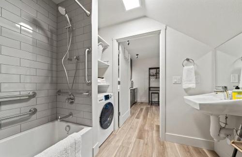 Walluga Apartment | Centrally Located Lake Oswego Studio