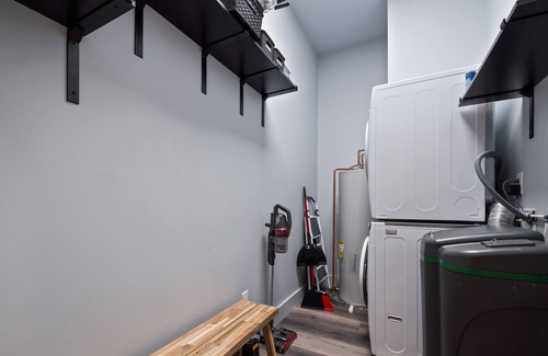 Elmira House | Centrally located newly built barndo, AC & WIFI