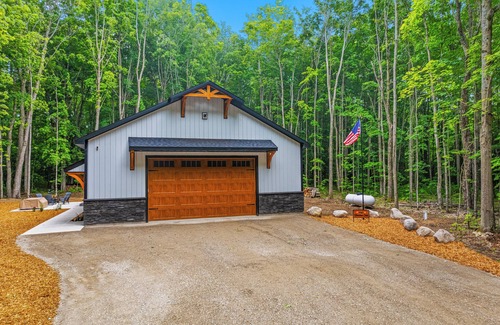 Elmira House | Centrally located newly built barndo, AC & WIFI