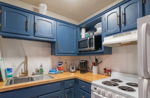 Hemlock Apartment | Centrally Located & Recently Updated Kokomo Apartment is Clean & Comfortable