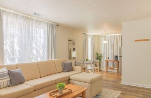 Columbus House | Centrally Located - The Delightful Doubles Unit A