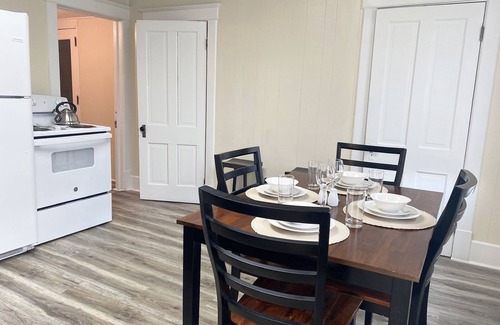 Mount Vernon House | Centrally located and close to I-64, I-57, Hwy. 15, and Hwy. 148