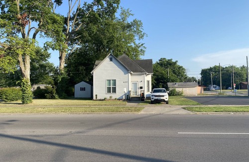 Mount Vernon House | Centrally located and close to I-64, I-57, Hwy. 15, and Hwy. 148