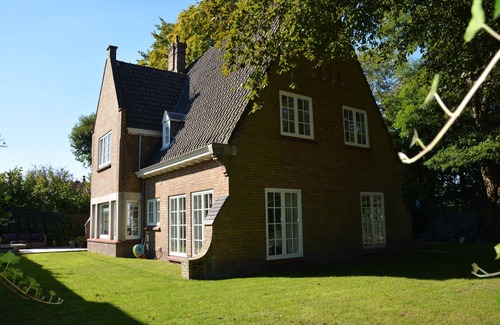 Sint-Michiels Villa | Centrally located villa with 4 bedrooms (10 beds), FREE WIFI!