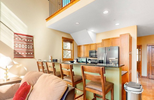 Keystone House | Centrally located with balcony, fireplace, heated garage parking & ski locker