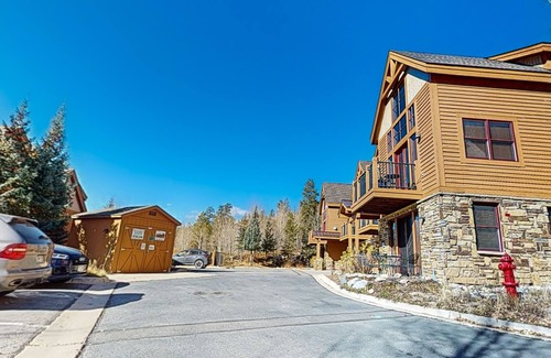 Keystone House | Centrally located with balcony, fireplace, heated garage parking & ski locker