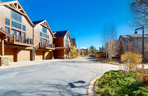 Keystone House | Centrally located with balcony, fireplace, heated garage parking & ski locker