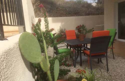 Peyia Town Apartment | centre of Peyia village, 2 Bedrooms, communal Pool, Patio/garden, BBQ free wifi