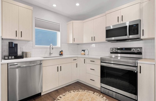 Pincher Creek House | Centre Peak View | Perfect for Families | Sleeps 9