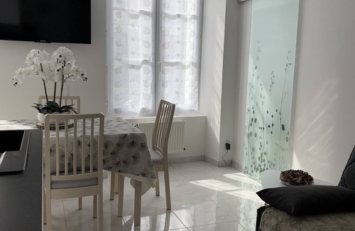 Rambouillet Apartment | Centre Ville, Appartement Refait à Neuf Pouvant Accueillir 4 Voyageurs