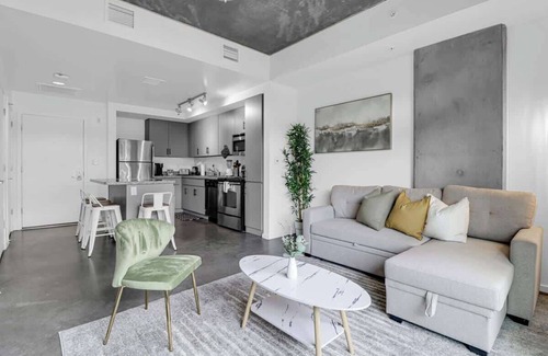 Evans Churchill Apartment | Centric 1BR In HEART of DTPHX Free Garage Parking