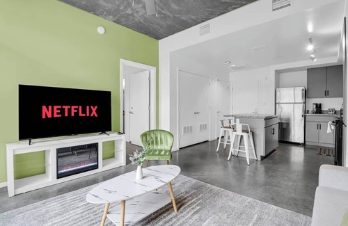 Evans Churchill Apartment | Centric 1BR In HEART of DTPHX Free Garage Parking