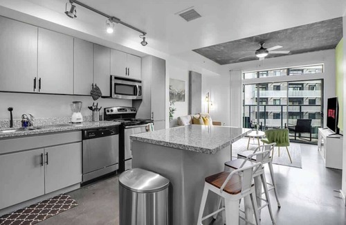 Evans Churchill Apartment | Centric 1BR In HEART of DTPHX Free Garage Parking