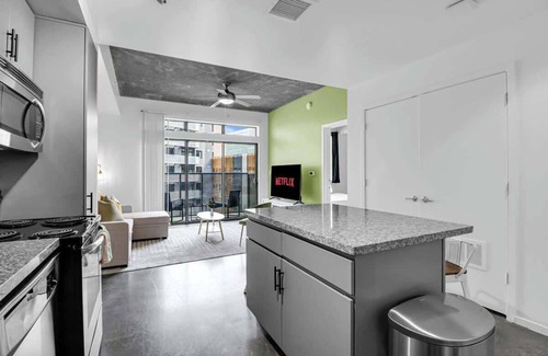 Evans Churchill Apartment | Centric 1BR In HEART of DTPHX Free Garage Parking