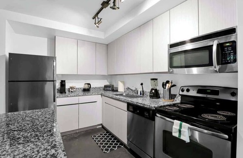 Evans Churchill Apartment | Centric 4BR In HEART of DTPHX Pool+Free Parking