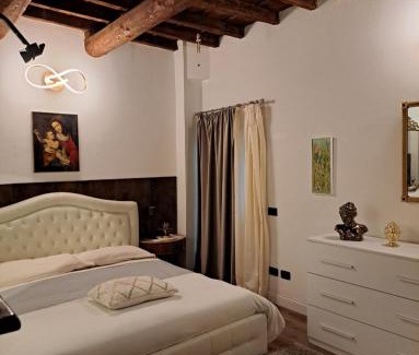 Ravenna Apartment | Centro storico, Centralissimo LUXURY SMERALDO SUITE Doccia Idromassaggio , cesto con piccola colazione