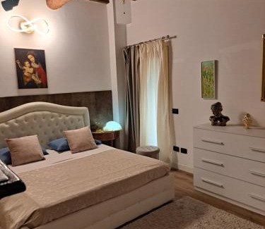 Ravenna Apartment | Centro storico, Centralissimo LUXURY SMERALDO SUITE Doccia Idromassaggio , cesto con piccola colazione