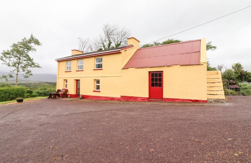 Ring of Kerry Cottage | CEOL NA N'EAN, pet friendly, with open fire in Sneem, County Kerry