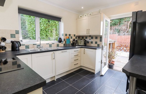 Dyserth House | CESAIL Y MYNYDD, family friendly, with hot tub in Dyserth