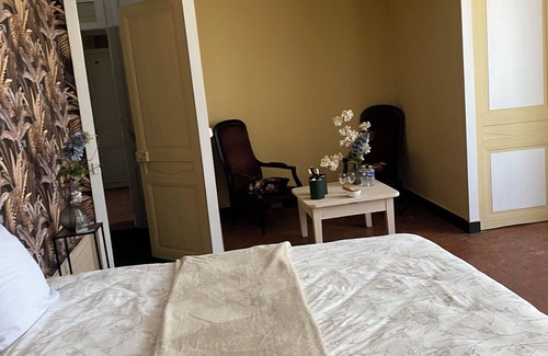 Saint-Cyr-en-Pail Bed & Breakfast | Château de la robiniere