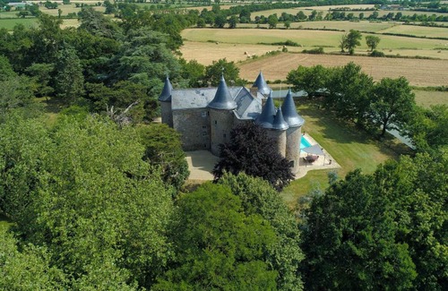 Maulevrier Bed & Breakfast | Château De La Frogerie