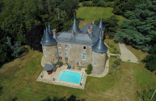 Maulevrier Bed & Breakfast | Château De La Frogerie