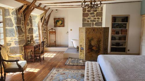 Anglards-de-Salers Bed & Breakfast | Château de Longevergne