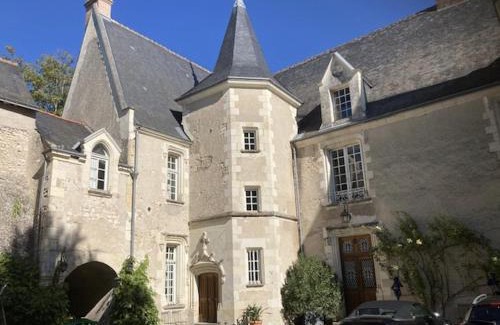 Artannes-sur-Indre House | Château des Archevêques avec parc dans un village
