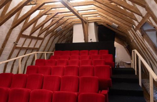 Artannes-sur-Indre House | Château des Archevêques avec parc dans un village