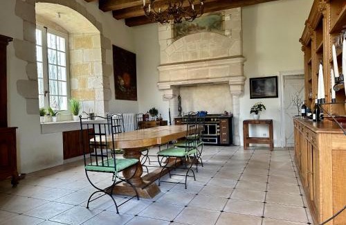 Artannes-sur-Indre House | Château des Archevêques avec parc dans un village