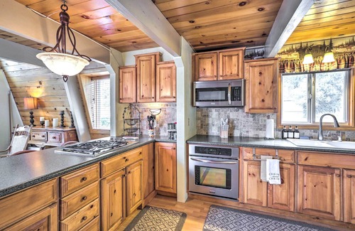 Whispering Forest Cabin | 'Château Forêt' in Big Bear w/Hiking Trail Access
