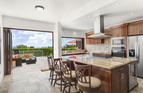 West End Village Villa | Château Genesis : Cozy Caribbean Retreat