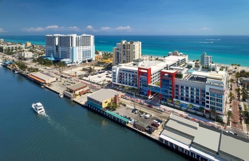 Hollywood Condo | CH 2 bedroom 2 bathrooms sleeps 6. Steps from the beach, rooftop pool, bar, gym