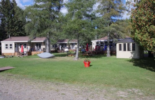 Sainte-Lucie-des-Laurentides House | Chalet La Terre - Spa et Plage de Sable Devant le Chalet Avec Embarcations