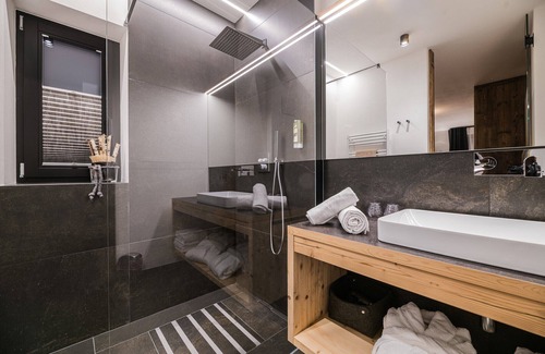 St. Valentin auf der Haide Ski Chalet | Chalet 'Chalet Ortles' with Lake View, Private Terrace and Wi-Fi